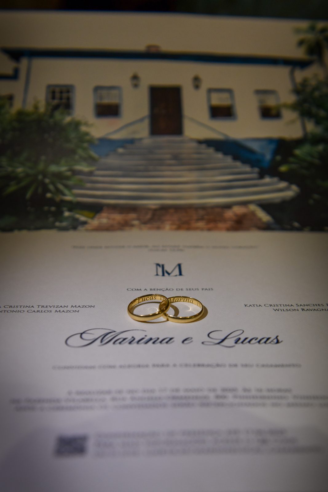 Convite de casamento com as alianças dos noivos em primeiro plano