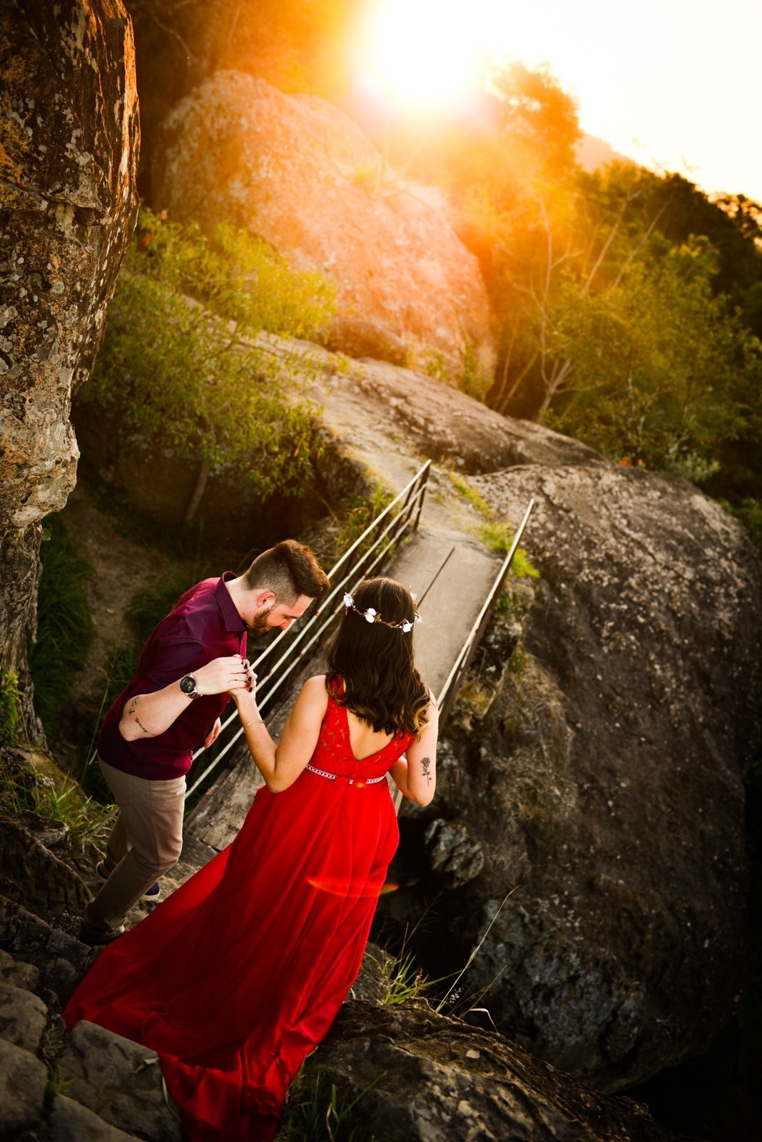 Casal em ensaio com vestido vermelho à luz dourada do entardecer