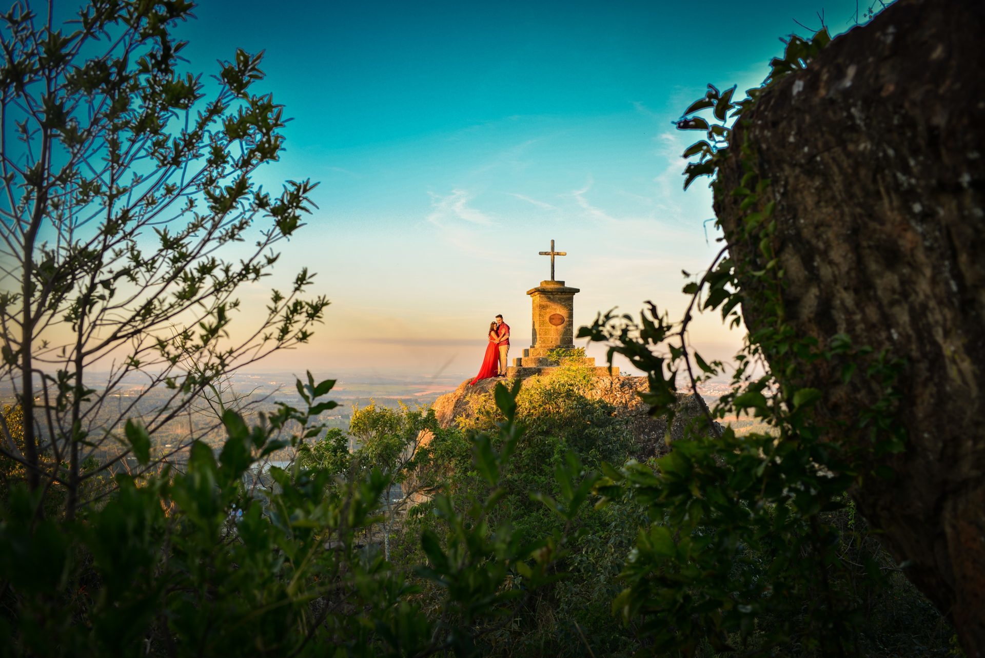Casal em ensaio fotográfico em paisagem natural